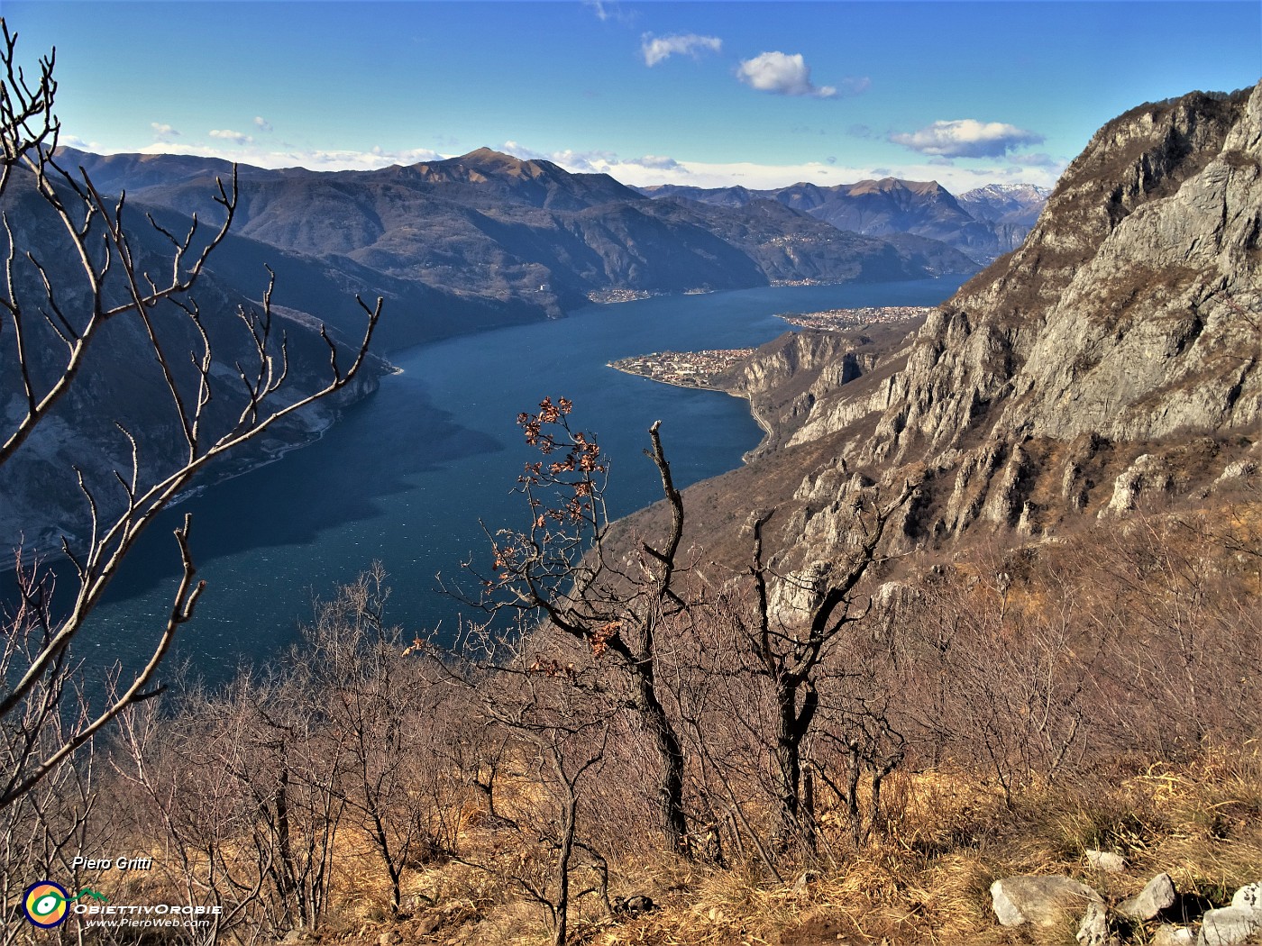 52 In decisa discesa con attenzione con bella vista su...Quel ramo del Lago di Como.JPG